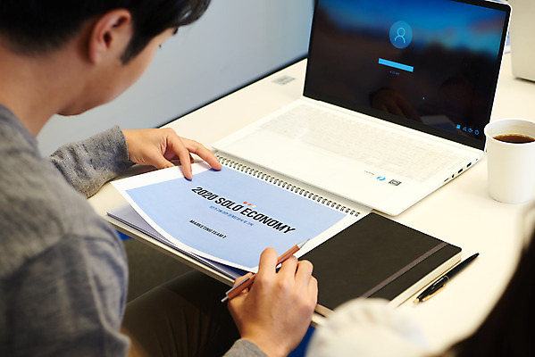 포토 JPG 응시 남자 회사 비즈니스 회의 협력 직장 실내 한명 앉기 상반신 20대 성인 뒷모습 비즈니스라이프 노트북 사무실 한국인 업무 비즈니스맨 회의실 문서 창업 성인남자한명만 국내포토 1 라이프스타일 시선 뷰포인트 모션 사람 동양인 청년 내부 전자제품 작업 직장인 자영업 남자한명만 성인남자만 파일형식