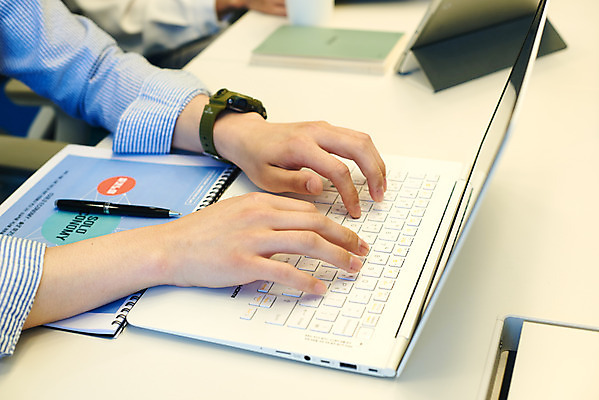 포토 JPG 손 남자 회사 비즈니스 회의 협력 직장 실내 한명 앉기 상반신 성인 신체부위 30대 비즈니스라이프 노트북 사무실 한국인 타이핑 업무 비즈니스맨 회의실 문서 창업 성인남자한명만 국내포토 1 라이프스타일 모션 사람 동양인 내부 장년 전자제품 작업 직장인 자영업 남자한명만 성인남자만 파일형식