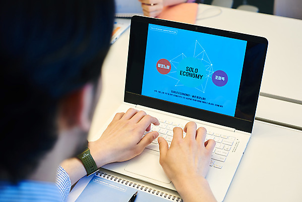 포토 JPG 손 남자 회사 비즈니스 회의 협력 직장 실내 한명 앉기 근접촬영 상반신 성인 뒷모습 30대 비즈니스라이프 노트북 사무실 한국인 업무 비즈니스맨 회의실 문서 창업 성인남자한명만 국내포토 1 라이프스타일 뷰포인트 모션 사람 동양인 내부 신체부위 장년 전자제품 작업 직장인 자영업 남자한명만 성인남자만 파일형식