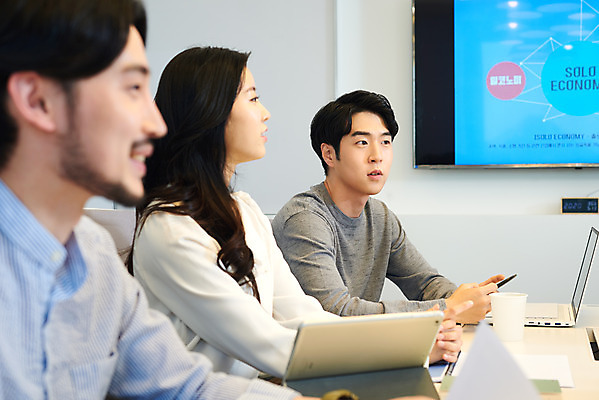포토 JPG 응시 여자 남자 회사 비즈니스 회의 협력 직장 실내 앉기 상반신 20대 성인 옆모습 아웃포커스 세명 30대 비즈니스라이프 노트북 사무실 한국인 업무 비즈니스맨 비즈니스우먼 토론 회의실 문서 창업 성인만 국내포토 라이프스타일 시선 뷰포인트 모션 촬영기법 사람 동양인 청년 내부 장년 전자제품 작업 직장인 자영업 파일형식