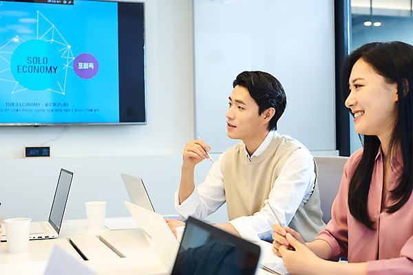 포토 JPG 여자 남자 회사 비즈니스 회의 협력 직장 실내 미소 앉기 상반신 20대 성인 두명 옆모습 비즈니스라이프 노트북 사무실 한국인 업무 비즈니스맨 비즈니스우먼 토론 회의실 문서 창업 성인만 국내포토 라이프스타일 뷰포인트 모션 표정 사람 동양인 청년 내부 전자제품 작업 직장인 자영업 파일형식