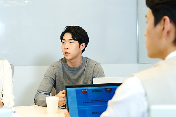 포토 JPG 남자 회사 비즈니스 회의 협력 직장 실내 앉기 상반신 20대 성인 두명 앞모습 뒷모습 비즈니스라이프 노트북 사무실 한국인 업무 비즈니스맨 토론 회의실 문서 창업 성인남자만 국내포토 라이프스타일 뷰포인트 모션 사람 동양인 청년 내부 전자제품 작업 직장인 자영업 남자만 성인만 파일형식