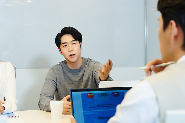 포토 JPG 남자 회사 비즈니스 회의 협력 직장 실내 앉기 상반신 20대 성인 두명 앞모습 뒷모습 비즈니스라이프 노트북 사무실 한국인 업무 비즈니스맨 토론 회의실 문서 창업 성인남자만 국내포토 라이프스타일 뷰포인트 모션 사람 동양인 청년 내부 전자제품 작업 직장인 자영업 남자만 성인만 파일형식