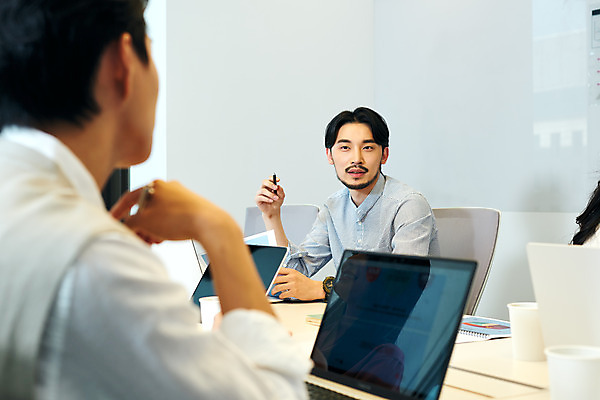 포토 JPG 남자 회사 비즈니스 회의 협력 직장 실내 앉기 상반신 20대 성인 두명 앞모습 옆모습 30대 비즈니스라이프 노트북 사무실 한국인 업무 비즈니스맨 토론 회의실 문서 창업 성인남자만 국내포토 라이프스타일 뷰포인트 모션 사람 동양인 청년 내부 장년 전자제품 작업 직장인 자영업 남자만 성인만 파일형식