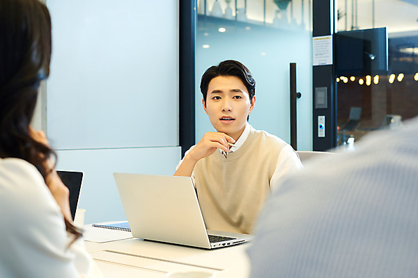 포토 JPG 여자 남자 회사 비즈니스 회의 협력 직장 실내 앉기 상반신 20대 성인 앞모습 뒷모습 세명 비즈니스라이프 노트북 사무실 한국인 업무 비즈니스맨 비즈니스우먼 토론 회의실 문서 창업 성인만 국내포토 라이프스타일 뷰포인트 모션 사람 동양인 청년 내부 전자제품 작업 직장인 자영업 파일형식