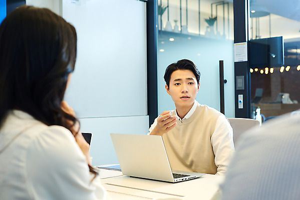 포토 JPG 여자 남자 회사 비즈니스 회의 협력 직장 실내 앉기 상반신 20대 성인 앞모습 뒷모습 세명 비즈니스라이프 노트북 사무실 한국인 업무 비즈니스맨 비즈니스우먼 토론 회의실 문서 창업 성인만 국내포토 라이프스타일 뷰포인트 모션 사람 동양인 청년 내부 전자제품 작업 직장인 자영업 파일형식 직업 인종 생활