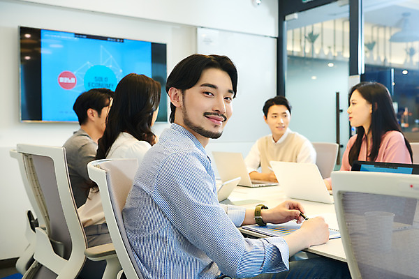 포토 JPG 여자 남자 회사 비즈니스 회의 협력 직장 실내 앉기 여러명 상반신 20대 성인 앞모습 옆모습 30대 비즈니스라이프 노트북 사무실 한국인 업무 비즈니스맨 비즈니스우먼 토론 회의실 리더 문서 창업 성인만 팀장 국내포토 라이프스타일 뷰포인트 다수 모션 사람 동양인 청년 내부 장년 전자제품 작업 직장인 자영업 파일형식