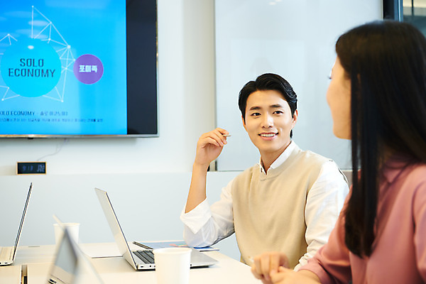 포토 JPG 여자 남자 회사 비즈니스 회의 협력 직장 실내 앉기 상반신 20대 성인 두명 옆모습 비즈니스라이프 노트북 사무실 한국인 업무 비즈니스맨 비즈니스우먼 토론 회의실 문서 창업 성인만 국내포토 라이프스타일 뷰포인트 모션 사람 동양인 청년 내부 전자제품 작업 직장인 자영업 파일형식 직업 인종 생활