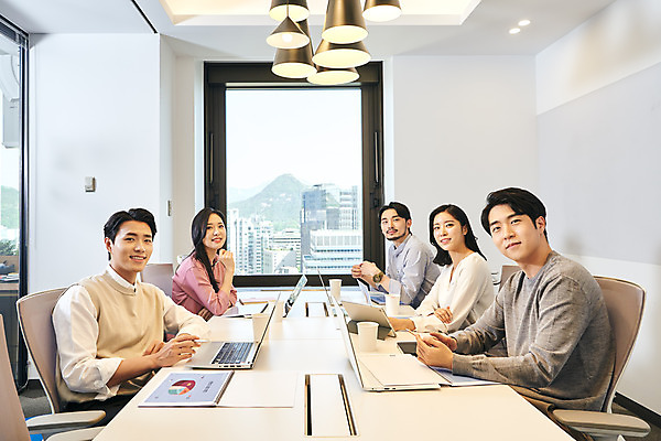 포토 JPG 응시 여자 남자 회사 비즈니스 회의 협력 직장 실내 미소 앉기 여러명 상반신 20대 성인 옆모습 30대 비즈니스라이프 노트북 사무실 한국인 업무 비즈니스맨 비즈니스우먼 토론 회의실 문서 창업 성인만 국내포토 라이프스타일 시선 뷰포인트 다수 모션 표정 사람 동양인 청년 내부 장년 전자제품 작업 직장인 자영업 파일형식