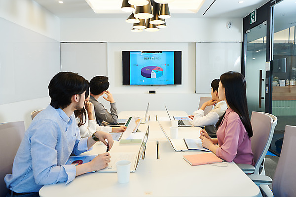 포토 JPG 응시 여자 남자 회사 비즈니스 회의 협력 직장 실내 앉기 여러명 상반신 20대 성인 옆모습 30대 비즈니스라이프 노트북 사무실 한국인 업무 비즈니스맨 비즈니스우먼 토론 회의실 문서 창업 성인만 국내포토 라이프스타일 시선 뷰포인트 다수 모션 사람 동양인 청년 내부 장년 전자제품 작업 직장인 자영업 파일형식