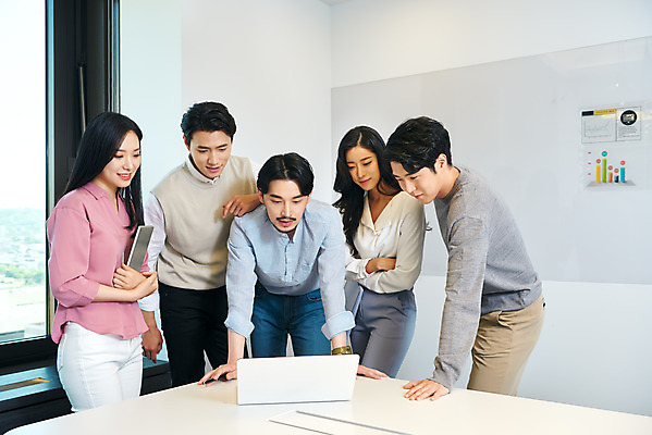포토 JPG 응시 여자 남자 회사 비즈니스 회의 협력 직장 실내 서기 여러명 상반신 20대 성인 앞모습 옆모습 30대 비즈니스라이프 노트북 사무실 한국인 업무 비즈니스맨 비즈니스우먼 회의실 창업 성인만 국내포토 라이프스타일 시선 뷰포인트 다수 모션 사람 동양인 청년 내부 장년 전자제품 작업 직장인 자영업 파일형식