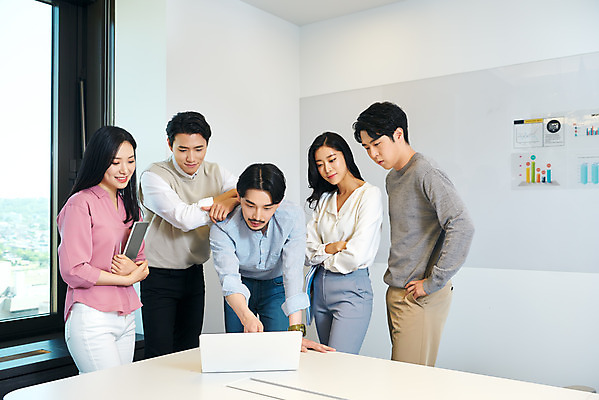 포토 JPG 응시 여자 남자 회사 비즈니스 회의 협력 직장 실내 서기 여러명 상반신 20대 성인 앞모습 옆모습 30대 비즈니스라이프 노트북 사무실 한국인 가리킴 업무 비즈니스맨 비즈니스우먼 회의실 리더 창업 성인만 팀장 국내포토 라이프스타일 시선 뷰포인트 다수 모션 사람 동양인 손짓 청년 내부 장년 전자제품 작업 직장인 자영업 파일형식