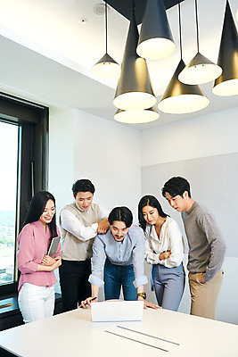 포토 JPG 응시 여자 남자 회사 비즈니스 회의 협력 직장 실내 서기 여러명 상반신 20대 성인 앞모습 옆모습 30대 비즈니스라이프 노트북 사무실 한국인 업무 비즈니스맨 비즈니스우먼 회의실 리더 창업 성인만 팀장 국내포토 라이프스타일 시선 뷰포인트 다수 모션 사람 동양인 청년 내부 장년 전자제품 작업 직장인 자영업 파일형식 직업 인종 생활