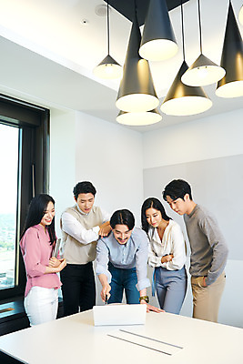 포토 JPG 응시 여자 남자 회사 비즈니스 회의 협력 직장 실내 서기 여러명 상반신 20대 성인 앞모습 옆모습 30대 비즈니스라이프 노트북 사무실 한국인 업무 비즈니스맨 비즈니스우먼 회의실 리더 창업 성인만 팀장 국내포토 라이프스타일 시선 뷰포인트 다수 모션 사람 동양인 청년 내부 장년 전자제품 작업 직장인 자영업 파일형식