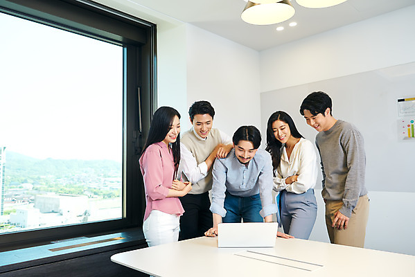 포토 JPG 응시 여자 남자 회사 비즈니스 회의 협력 직장 실내 서기 미소 여러명 상반신 20대 성인 앞모습 옆모습 30대 비즈니스라이프 노트북 사무실 한국인 업무 비즈니스맨 비즈니스우먼 회의실 리더 창업 성인만 팀장 국내포토 라이프스타일 시선 뷰포인트 다수 모션 표정 사람 동양인 청년 내부 장년 전자제품 작업 직장인 자영업 파일형식