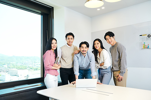 포토 JPG 여자 남자 회사 비즈니스 회의 협력 직장 실내 서기 미소 여러명 상반신 20대 성인 앞모습 옆모습 30대 비즈니스라이프 노트북 사무실 한국인 업무 비즈니스맨 비즈니스우먼 회의실 리더 창업 성인만 팀장 국내포토 라이프스타일 뷰포인트 다수 모션 표정 사람 동양인 청년 내부 장년 전자제품 작업 직장인 자영업 파일형식