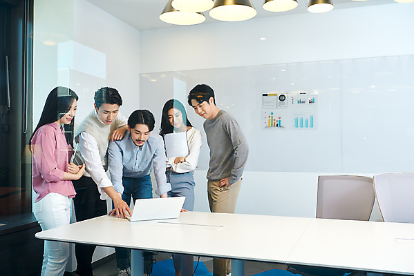 포토 JPG 응시 여자 남자 회사 비즈니스 회의 협력 직장 실내 서기 여러명 상반신 20대 성인 앞모습 옆모습 30대 비즈니스라이프 노트북 사무실 한국인 업무 비즈니스맨 비즈니스우먼 회의실 창업 성인만 국내포토 라이프스타일 시선 뷰포인트 다수 모션 사람 동양인 청년 내부 장년 전자제품 작업 직장인 자영업 파일형식