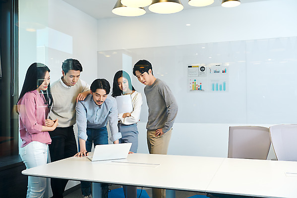 포토 JPG 응시 여자 남자 회사 비즈니스 회의 협력 직장 실내 서기 여러명 상반신 20대 성인 앞모습 옆모습 30대 비즈니스라이프 노트북 사무실 한국인 업무 비즈니스맨 비즈니스우먼 회의실 창업 성인만 국내포토 라이프스타일 시선 뷰포인트 다수 모션 사람 동양인 청년 내부 장년 전자제품 작업 직장인 자영업 파일형식