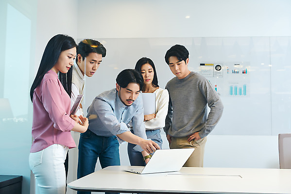 포토 JPG 응시 여자 남자 회사 비즈니스 회의 협력 직장 실내 서기 여러명 상반신 20대 성인 앞모습 옆모습 30대 비즈니스라이프 노트북 사무실 한국인 가리킴 업무 비즈니스맨 비즈니스우먼 회의실 리더 창업 성인만 팀장 국내포토 라이프스타일 시선 뷰포인트 다수 모션 사람 동양인 손짓 청년 내부 장년 전자제품 작업 직장인 자영업 파일형식