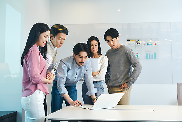 포토 JPG 응시 여자 남자 회사 비즈니스 회의 협력 직장 실내 서기 여러명 상반신 20대 성인 앞모습 옆모습 30대 비즈니스라이프 노트북 사무실 한국인 업무 비즈니스맨 비즈니스우먼 회의실 리더 창업 성인만 팀장 국내포토 라이프스타일 시선 뷰포인트 다수 모션 사람 동양인 청년 내부 장년 전자제품 작업 직장인 자영업 파일형식