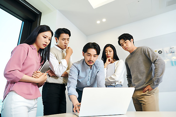 포토 JPG 응시 여자 남자 로우앵글 회사 비즈니스 회의 협력 직장 실내 서기 여러명 상반신 20대 성인 앞모습 옆모습 30대 비즈니스라이프 노트북 사무실 한국인 업무 비즈니스맨 비즈니스우먼 회의실 리더 창업 심각 성인만 팀장 국내포토 라이프스타일 시선 뷰포인트 다수 컨셉 모션 사람 동양인 청년 내부 장년 전자제품 작업 직장인 자영업 파일형식