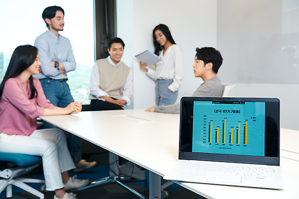 포토 JPG 전신 여자 남자 회사 비즈니스 회의 그래프 협력 직장 실내 서기 앉기 여러명 20대 성인 앞모습 옆모습 30대 비즈니스라이프 노트북 사무실 한국인 업무 비즈니스맨 비즈니스우먼 회의실 창업 성인만 국내포토 라이프스타일 뷰포인트 다수 모션 사람 동양인 청년 내부 장년 전자제품 작업 직장인 자영업 파일형식