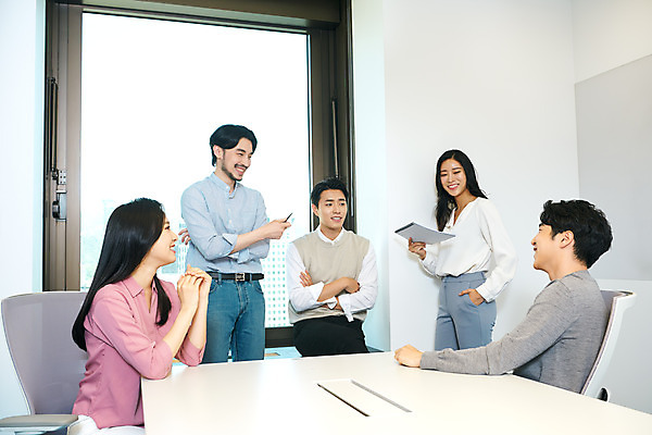포토 JPG 여자 남자 회사 비즈니스 회의 협력 직장 실내 서기 앉기 여러명 상반신 20대 성인 앞모습 옆모습 30대 비즈니스라이프 사무실 한국인 업무 비즈니스맨 비즈니스우먼 회의실 문서 창업 성인만 국내포토 라이프스타일 뷰포인트 다수 모션 사람 동양인 청년 내부 장년 작업 직장인 자영업 파일형식