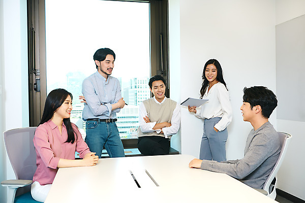 포토 JPG 여자 남자 회사 비즈니스 회의 협력 직장 실내 서기 앉기 여러명 상반신 20대 성인 앞모습 옆모습 30대 비즈니스라이프 사무실 한국인 업무 비즈니스맨 비즈니스우먼 회의실 문서 창업 성인만 국내포토 라이프스타일 뷰포인트 다수 모션 사람 동양인 청년 내부 장년 작업 직장인 자영업 파일형식