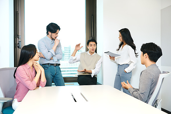 포토 JPG 여자 남자 회사 비즈니스 회의 협력 직장 실내 서기 앉기 여러명 상반신 20대 성인 앞모습 옆모습 30대 비즈니스라이프 사무실 한국인 업무 비즈니스맨 비즈니스우먼 회의실 문서 창업 성인만 국내포토 라이프스타일 뷰포인트 다수 모션 사람 동양인 청년 내부 장년 작업 직장인 자영업 파일형식