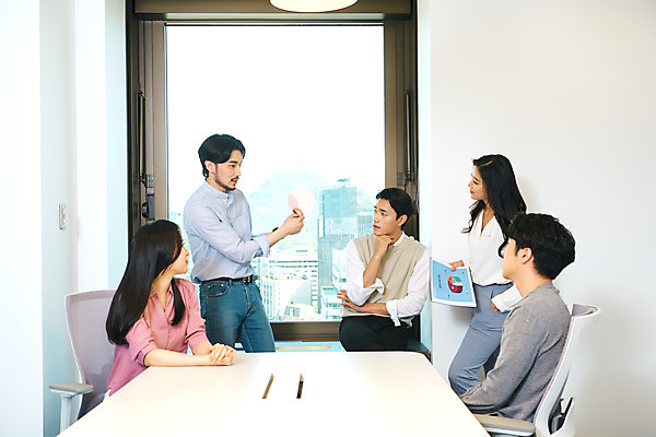 포토 JPG 여자 남자 회사 비즈니스 회의 협력 직장 실내 서기 앉기 여러명 상반신 20대 성인 앞모습 옆모습 30대 비즈니스라이프 사무실 한국인 업무 비즈니스맨 비즈니스우먼 회의실 문서 창업 성인만 국내포토 라이프스타일 뷰포인트 다수 모션 사람 동양인 청년 내부 장년 작업 직장인 자영업 파일형식