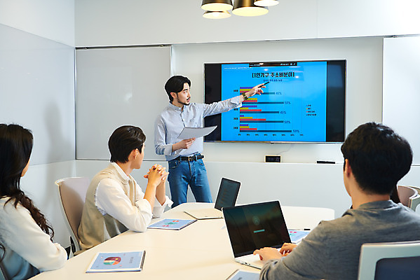 포토 JPG 여자 남자 회사 비즈니스 회의 그래프 협력 직장 실내 서기 앉기 여러명 상반신 20대 성인 옆모습 30대 비즈니스라이프 사무실 모니터 한국인 가리킴 업무 비즈니스맨 비즈니스우먼 회의실 리더 창업 성인만 팀장 국내포토 라이프스타일 뷰포인트 다수 모션 사람 동양인 손짓 청년 내부 장년 컴퓨터 작업 직장인 자영업 파일형식