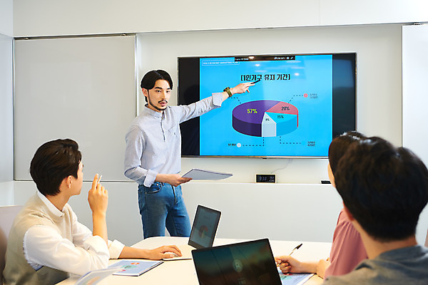 포토 JPG 여자 남자 회사 비즈니스 회의 그래프 협력 직장 실내 서기 앉기 여러명 상반신 20대 성인 옆모습 뒷모습 30대 비즈니스라이프 사무실 모니터 한국인 가리킴 업무 비즈니스맨 비즈니스우먼 회의실 리더 창업 성인만 팀장 국내포토 라이프스타일 뷰포인트 다수 모션 사람 동양인 손짓 청년 내부 장년 컴퓨터 작업 직장인 자영업 파일형식