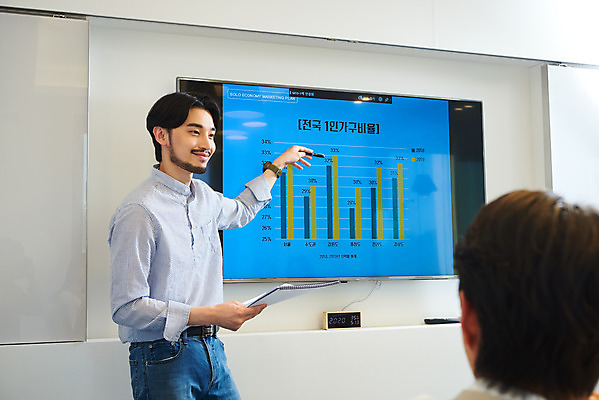 포토 JPG 남자 회사 비즈니스 회의 그래프 협력 직장 실내 서기 미소 앉기 상반신 20대 성인 두명 옆모습 뒷모습 30대 비즈니스라이프 사무실 모니터 한국인 가리킴 업무 비즈니스맨 회의실 창업 성인남자만 국내포토 라이프스타일 뷰포인트 모션 표정 사람 동양인 손짓 청년 내부 장년 컴퓨터 작업 직장인 자영업 남자만 성인만 파일형식