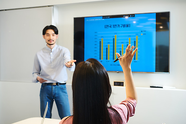 포토 JPG 여자 남자 회사 비즈니스 회의 그래프 협력 직장 실내 서기 앉기 상반신 20대 성인 두명 앞모습 뒷모습 30대 비즈니스라이프 사무실 손들기 모니터 한국인 업무 비즈니스맨 비즈니스우먼 발표 질문 회의실 창업 성인만 국내포토 라이프스타일 뷰포인트 모션 사람 동양인 청년 내부 장년 컴퓨터 작업 직장인 자영업 파일형식