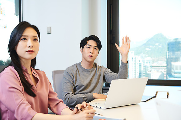 포토 JPG 여자 남자 회사 비즈니스 회의 협력 직장 실내 앉기 상반신 20대 성인 두명 앞모습 비즈니스라이프 노트북 사무실 손들기 한국인 업무 비즈니스맨 비즈니스우먼 질문 회의실 창업 성인만 국내포토 라이프스타일 뷰포인트 모션 사람 동양인 청년 내부 전자제품 작업 직장인 자영업 파일형식