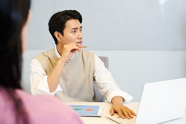 포토 JPG 응시 여자 남자 회사 비즈니스 회의 협력 직장 실내 앉기 상반신 20대 성인 두명 앞모습 뒷모습 비즈니스라이프 노트북 사무실 한국인 업무 비즈니스맨 비즈니스우먼 회의실 창업 성인만 국내포토 라이프스타일 시선 뷰포인트 모션 사람 동양인 청년 내부 전자제품 작업 직장인 자영업 파일형식