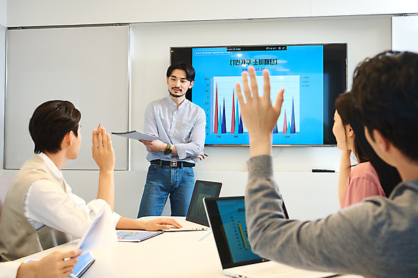 포토 JPG 여자 남자 회사 비즈니스 회의 그래프 협력 직장 실내 서기 앉기 여러명 상반신 20대 성인 앞모습 옆모습 30대 비즈니스라이프 사무실 손들기 모니터 한국인 업무 비즈니스맨 비즈니스우먼 질문 회의실 리더 창업 성인만 팀장 국내포토 라이프스타일 뷰포인트 다수 모션 사람 동양인 청년 내부 장년 컴퓨터 작업 직장인 자영업 파일형식