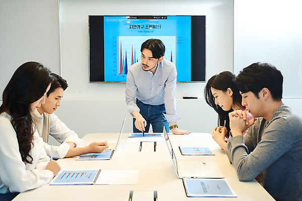 포토 JPG 응시 여자 남자 회사 비즈니스 회의 그래프 협력 직장 실내 서기 앉기 여러명 상반신 20대 성인 앞모습 옆모습 30대 비즈니스라이프 노트북 사무실 한국인 업무 비즈니스맨 비즈니스우먼 회의실 리더 문서 창업 성인만 팀장 국내포토 라이프스타일 시선 뷰포인트 다수 모션 사람 동양인 청년 내부 장년 전자제품 작업 직장인 자영업 파일형식