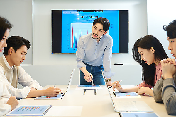 포토 JPG 응시 여자 남자 회사 비즈니스 회의 그래프 협력 직장 실내 서기 앉기 여러명 상반신 20대 성인 앞모습 옆모습 30대 비즈니스라이프 노트북 사무실 한국인 업무 비즈니스맨 비즈니스우먼 회의실 리더 문서 창업 성인만 팀장 국내포토 라이프스타일 시선 뷰포인트 다수 모션 사람 동양인 청년 내부 장년 전자제품 작업 직장인 자영업 파일형식