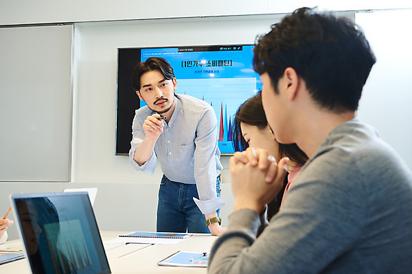 포토 JPG 응시 여자 남자 회사 비즈니스 회의 그래프 협력 직장 실내 서기 앉기 손짓 상반신 20대 성인 앞모습 옆모습 세명 30대 비즈니스라이프 노트북 사무실 한국인 업무 비즈니스맨 비즈니스우먼 꾸지람 회의실 문서 창업 엄격한 성인만 국내포토 라이프스타일 시선 뷰포인트 모션 사람 동양인 청년 내부 장년 전자제품 작업 직장인 체벌 자영업 파일형식