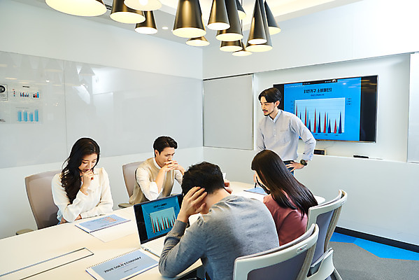 포토 JPG 여자 남자 회사 비즈니스 회의 그래프 협력 직장 실내 서기 앉기 여러명 상반신 20대 성인 앞모습 뒷모습 30대 비즈니스라이프 노트북 사무실 한국인 업무 비즈니스맨 비즈니스우먼 꾸지람 회의실 리더 문서 창업 엄격한 성인만 팀장 국내포토 라이프스타일 뷰포인트 다수 모션 사람 동양인 청년 내부 장년 전자제품 작업 직장인 체벌 자영업 파일형식