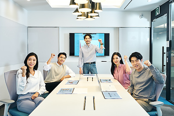 포토 JPG 여자 남자 회사 비즈니스 응원 회의 그래프 협력 직장 실내 서기 미소 앉기 여러명 상반신 20대 성인 앞모습 옆모습 30대 비즈니스라이프 노트북 사무실 파이팅 주먹 한국인 업무 비즈니스맨 비즈니스우먼 회의실 리더 문서 창업 성인만 팀장 국내포토 라이프스타일 뷰포인트 다수 모션 표정 사람 동양인 청년 내부 장년 전자제품 작업 직장인 자영업 파일형식