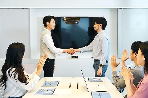 포토 JPG 여자 남자 회사 비즈니스 회의 협력 악수 직장 실내 서기 앉기 여러명 상반신 20대 성인 옆모습 30대 비즈니스라이프 노트북 사무실 한국인 업무 비즈니스맨 비즈니스우먼 박수 회의실 창업 성인만 국내포토 라이프스타일 뷰포인트 다수 모션 사람 동양인 손짓 청년 내부 장년 전자제품 작업 직장인 자영업 파일형식