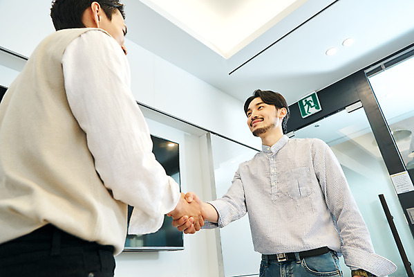 포토 JPG 남자 로우앵글 회사 비즈니스 회의 협력 악수 직장 실내 서기 상반신 20대 성인 두명 앞모습 옆모습 30대 비즈니스라이프 노트북 사무실 한국인 업무 비즈니스맨 회의실 창업 성인남자만 국내포토 라이프스타일 뷰포인트 모션 사람 동양인 손짓 청년 내부 장년 전자제품 작업 직장인 자영업 남자만 성인만 파일형식