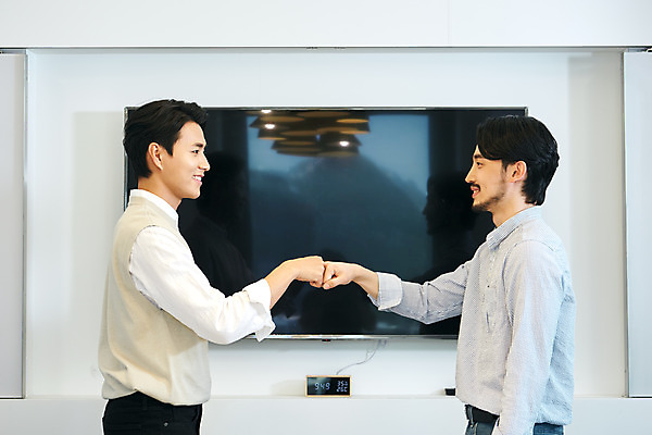 포토 JPG 남자 회사 비즈니스 회의 협력 악수 직장 실내 서기 상반신 20대 성인 두명 옆모습 30대 비즈니스라이프 노트북 사무실 한국인 업무 비즈니스맨 회의실 창업 성인남자만 주먹인사 국내포토 라이프스타일 뷰포인트 포즈 모션 사람 동양인 손짓 청년 내부 장년 전자제품 인사 작업 직장인 자영업 남자만 성인만 파일형식