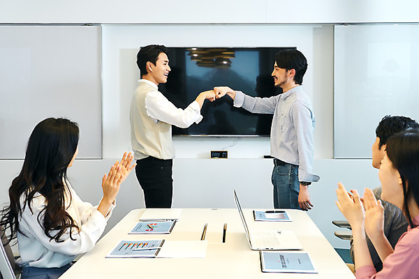 포토 JPG 여자 남자 회사 비즈니스 회의 협력 악수 직장 실내 서기 앉기 여러명 상반신 20대 성인 옆모습 30대 비즈니스라이프 노트북 사무실 한국인 업무 비즈니스맨 비즈니스우먼 회의실 창업 성인만 주먹인사 국내포토 라이프스타일 뷰포인트 포즈 다수 모션 사람 동양인 손짓 청년 내부 장년 전자제품 인사 작업 직장인 자영업 파일형식