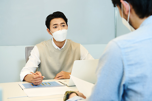 포토 JPG 남자 회사 비즈니스 회의 협력 직장 실내 마스크 앉기 상반신 20대 성인 두명 앞모습 뒷모습 30대 비즈니스라이프 노트북 사무실 한국인 업무 비즈니스맨 회의실 문서 창업 성인남자만 국내포토 라이프스타일 뷰포인트 모션 사람 동양인 청년 내부 장년 전자제품 작업 직장인 자영업 남자만 성인만 파일형식