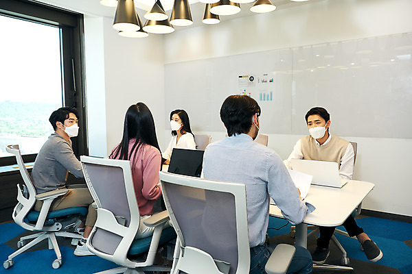 포토 JPG 전신 여자 남자 회사 비즈니스 회의 협력 직장 실내 마스크 앉기 여러명 20대 성인 앞모습 뒷모습 30대 비즈니스라이프 사무실 한국인 업무 비즈니스맨 비즈니스우먼 회의실 문서 창업 성인만 국내포토 라이프스타일 뷰포인트 다수 모션 사람 동양인 청년 내부 장년 작업 직장인 자영업 파일형식