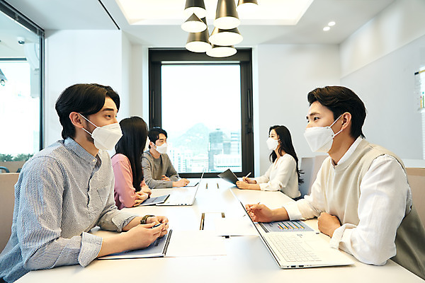 포토 JPG 여자 남자 회사 비즈니스 회의 협력 직장 실내 마스크 앉기 여러명 상반신 20대 성인 옆모습 30대 비즈니스라이프 사무실 마주보기 한국인 업무 비즈니스맨 비즈니스우먼 회의실 문서 창업 성인만 국내포토 라이프스타일 뷰포인트 다수 모션 사람 동양인 청년 내부 장년 작업 직장인 자영업 파일형식