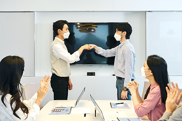 포토 JPG 여자 남자 회사 비즈니스 회의 협력 악수 직장 실내 마스크 서기 앉기 여러명 상반신 20대 성인 옆모습 30대 비즈니스라이프 사무실 한국인 업무 비즈니스맨 비즈니스우먼 박수 회의실 문서 창업 성인만 주먹인사 국내포토 라이프스타일 뷰포인트 포즈 다수 모션 사람 동양인 손짓 청년 내부 장년 인사 작업 직장인 자영업 파일형식